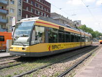 Ein Niederflurwagen des Typs GT6-70D/N ist an der Halltestelle M�hlburger Tor zu sehen, schon bald wird er die Karlsruher Innenstadt erreichen.