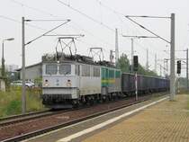 Am Gleis 2 wurde bereits mein Zug angek�ndigt, das Signal steht auf Fahrt, als am Gleis 1 eine Zugdurchfahrt angesagt wird. Die zwei Holzroller der WAB waren schon in Sichtweite, also wurde in Rekordzeit die Kamera aus dem Rucksack gekramt und das Objektiv angeschraubt. Das Ergebnis: Die bei der DP eingesetzten Loks 50 und 54 mit einem kurzen G�terzug am 11.8.2009 auf der Fahrt durch Nordhausen.