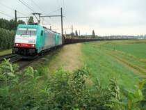Cobra-Lok 2802 zieht eine Schwesterlok und 44 Wagen gleich einem nicht enden wollenden Bandwurm Richtung Antwerpener Hafen. Aufgenommen am 12/08/2009 in Ekeren. 