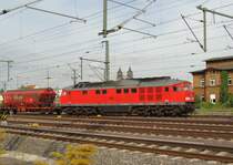 233 689-9 mit einem Kali-Zug kurz hinter Magdeburg Hbf, die Fahrt ging Richtung S�den. Fotografiert am 13.08.2009 am alten Lokschuppen in der Maybachstra�e.