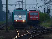 E186 209 ist von Belgien �ber die Montzenroute kommend in Aachen West neben 185 209-4 mit einem Kokszug auf ein Abstellgleis gefahren