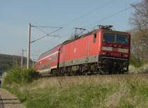 143 178-2 f�hrt mit zwei DoSto's als RB von Sangerhausen nach Erfurt Hbf, hier am Abend des 21.04.2005 kurz hinter Heldrungen. 