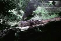 Seltene Aufnahme der Dampflok BR 52 mit Steifrahmentender.(Bw Berlin-Sch�neweide)
Aufn. 1965 auf der Strecke von Saarmund Richtung Potsdam, Werder.
Schwierige Aufnahmesituation, da Berg-Einschnitt und starke Schlagschatten!
Ich habe nie wieder eine Lok dieser alten (Kriegsbaureihe) vor die Linse bekommen. 