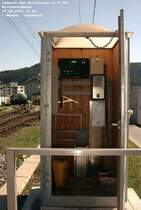 So schaut es in den �BB-Telephonh�uschen aus... dieses war offen, weil zum Rangieren die Handweichen (vgl. Bild des H�ttinger Bahnhofes oben) bedient haben werden m�ssen, was Kontakt zur Fahrdienstleitung erfordert hat.