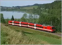 An der gleicher Stelle, kurz nach Le Pont, aber eine Stunde später, fährt der CJ RBDe 560 141-4  La Vouivre  (ex SBB RBDe 560 002-8  Sempach Neuenkirch ) als Regionalzug 4216 in Richtung Vallorbe. Im Hintergrund ist der Lac Brenet zu sehen. 
 
16. August 2009