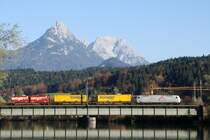 TXLogistik Traxx (Br.185)bespannt ein G�terzug,mit Sattelanh�nger(KLV)bei Kirchbichl.20.10.2008