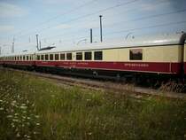 Am 15.August 2009 im abgestellten Sonderzug aus Hannover in Bergen/R�gen miteingereiht:TEE-Speisewagen WRmz D-VEB 56 80 88-95 001-5.