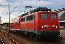 Am 11.07.09 brachte diese  Kastenzehner  einen Ostdeutschen Dosto aus Freiburg gen Norden. Hier macht der Zug einen Halt im Karlsruher Hbf.