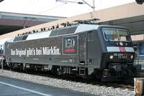 Die M�rklin Werbelok 120 159-9 zieht im Sandwich einen IC in D�sseldorf HBF, aufgenommen am 07.08.2009