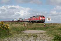 F�r die Urlauber auf diesem Autoug ist der Urlaub gerade zu Ende, als sie von 218 364 und einer Schwesterlok am Dammende bei Klanxb�ll vorbei Richtung Nieb�ll gebracht werden.
