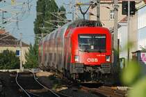 1116 134 qu�lt sich mit R 2351 von Wien Floridsdorf nach Wiener Neustadt Hbf. durch die City. Die Aufnahme entstand am 16.08.2009 kurz vor Wien Mitte.