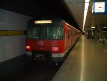 Doppel Einheit Br 420. Vorne Br 420-384.
Der Zug ist grade im D�sseldorfer Flughafen Terminal angekommen.
M�rz 2005