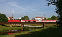 Eine unbekannte Vertreterin der Baureihe 101 �berquert am fr�hen Morgen des 3. Juni 2009 mit dem CNL 473 von Koebenhavn H (Kopenhagen) nach Basel SBB bei Rastatt die Murg.
