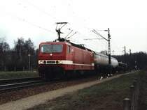143 961-1 (DR) mit G�terzug 45124 Duisburg Wedau-Kijfhoek bei Venlo (die Niederlande) am 24-2-1992. Bild und scan: Date Jan de Vries.