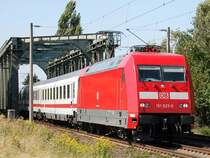101 023-0 mit IC am 16.08.2009 nach �berquerung des Mittellandkanals bei Peine