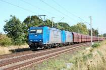 185 530-3 und 185 519-6 VPS mit ihrem Erz-Pendel am 16.08.2009 kurz vor �berquerung des Mittellandkanals bei Peine