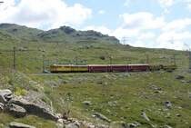 Die beiden historischen Triebwagen ABe 4/4 30 und ABe 4/4 34 fahren am 11.8.09 mit einem Extrazug von Ospizio Bernina talw�rts.