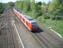 Hier f�hrt grade eine Linie RE 16 mit Tfz 425 von Essen nach Siegen.
Das Bild wurde kurz vor Bochum Hbf aufgenommen. (ca 5 Km entfernt)
Hier treffen sich die S-Bahngleise (links) und die Fernverkehrsgleise.
Aufgenommen am 21.04.2005