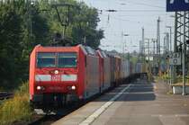 185 079 + 185 202 mit einem Containerzug am 15.8.2009 durch G�ttingen