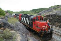 Kurzg�terzug mit CN GP9RM 4143 und CN GP38-2 4710 am 8.8.2009 auf dem Weg zur Einfahrt auf das Werksgel�nde der Kupfergrube n�rdlich von Sudbury.