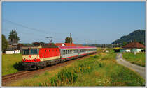Die R�ckleistung nach Wien f�r 1044 092 am 17.8.2009 war OIC 258 von Marburg nach Wien. Sie �bernahm den Zug am Grenzbahnhof Spielfeld-Stra�. Die Aufnahme entstand kurz nach Wildon. Hier habe ich zum ersten Mal mein 35 mm 1,8 Fixbrennweitenobjektiv von Nikon verwendet. Mit dem Ding muss ich mich erst anfreunden, oder es hat einen Fehler, f�r ein Internetbild reicht es meiner Meinung nach aber. BTW: Vielen Dank an den TFZF f�r das Hochziehen der Rollo und dem Fernlicht. Auch wenn es sich sehr oft nicht vermeiden l�sst, und es den Betriebsalltag wiederspiegelt, ohne Rolloschaden gef�llt es mir einfach besser.