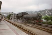 Eine 21D macht sich mit ihrem �berlangen Vanderbilt-Tender auf, ihren Zug zu bespannen. Knysna, 15. November 2000