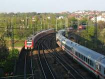 Begegnung auf dem Neckar -

Eisenbahnverkehr auf der Neckarbrücke in Stuttgart-Bad Cannstatt- 

22.04.2005 (Jonas)