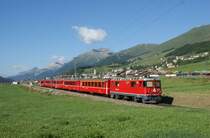 Die Engadiner Strecke der RhB ist sicher nicht so spektakul�r wie die Albula- oder die Berninastrecke. Doch sie liegt eingebettet in eine bezaubernde Landschaft und ist deshalb nicht minder sehenswert. Im Bild ein Regionalzug Scuol-Tarasp - Pontresina mit der Ge 4/4 II 633, die Schiebedienst leistet. 12. August 2009.