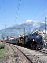 RhB Dampfextrazug f�r den Verein der Dampffreunde der RhB 3031 vom 10.05.1998 in Schiers mit Dampflok G 4/5 108 - Ge 6/6I 414 - B 2247 - B 2246 - B 2245 - D� 4052I - B� 2060 - A� 1102 - B 2305 - B 2301. Hinweis: Kreuzungshalt, sehr sch�n sind bei deser Aufnahme die langen Stationsgleise zu betrachten. Links h�lt gerade der planm��ige Vorortpendelzug in Schiers. 
