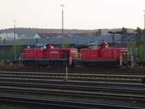 Eine Diesellokomotive der BR 294 zeiht am ABend des 22.4.05 eine BR 362 aus dem Weidener Bahnhof. Warum genau die BR 362 von einer anderen Lok weggefahren werden musste, ist unklar.