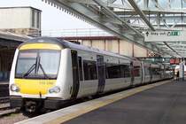 170 398 nach Liverpol Lime Street am 22.04.2005 abfahrbereit in Sheffield Hbf. Diese Triebzug-Baureihe versieht den mittleren Personenverkehr, entsprechend unseren fr�heren InterRegios.