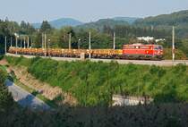 Noch immer flei�ig unterwegs ist die 1042 007. Hier zu sehen, am 19.08.2009, kurz vor D�rrwien, Richtung Westen.