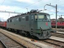 SBB - Ae 6/6 11517 vor G�terzug abgestellt im Bahnhofsareal von Solothurn am 07.06.2009