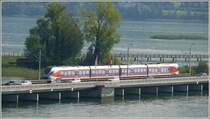 Ein Stadler Flirt 526 �bnerquert den Z�richsee bei Rapperswil. (18.08.2009)