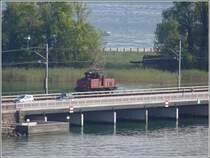 Eine Rangierfahrt bringt die Ee 3/3 auf die Br�cke des Seedamms Rapperswil. (18.08.2009)