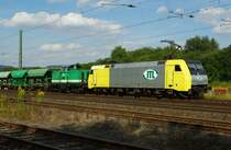 152 901-5 (ES 64 F-901) und 111 001 der (ex 211 160-7) der ITL in Doppeltraktion vor dem letzten Schotterzug f�r die neue Stadtbahnhof Eschwege-Strecke. Hier schon nach getaner Arbeit bereit zu Abfahrt. 18.08.2009