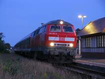 Diesellok BR 218 453-9 -DB AG- mit RE 21603 am Bahnsteig 3 des Bahnhofes Grevesm�hlen am fr�hen Morgen des 14.08.2009