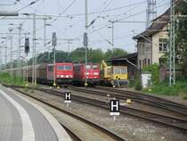 E-Lok`s BR 155 253-8 und 151 095-7 -DB AG- vor G�terz�gen, die zur Abfahrt bereit gestellt sind, Ludwigslust Bf 15.08.2009