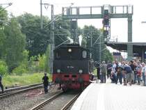 Dampflok BR 91 134 -DR- am Bahnsteig 5a beim Wasser fassen, Ludwigslust Bf 15.08.2009