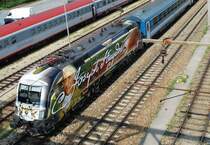 Mein 100. Bild auf bahnbilder.de zeigt die brandneu Werbelok, n�mlich die 1047 504 als Joseph Haydn-Lok. Am 18.August 2009 bespannte sie den EC 965 Cs�rd�s von Wien West nach Budapest. Diese Aufnahme entstand bei der Ausfahrt am Wiener Westbahnhof. 