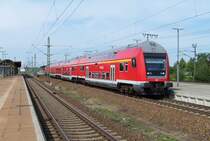 Vermutlich der k�rzeste RE, mit dem die DB AG auf ihren Schienen unterwegs ist. Es ist der RE aus Leipzig/Halle Flughafen nach Leipzig Hbf �ber Leipzig Messe. Hier ist er beim einzigen Unterwegshalt zu sehen. Oder hat noch einer nur 3 Stationen? 15.08.2009