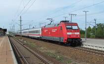 101 066-9 kommt hier mit dem IC 2141 aus K�ln Hbf in den Bahnhof von Leipzig Messe durchgefahren. Seine Reise wird in wenigen Minuten in Leipzig Hbf enden. 15.08.2009