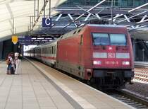  Ein Prunkbau f�r 4 Leute  - So war jedenfalls mein Eindruck f�r den Bahnhof Leipzig/Halle Flughafen. Und wie dieses Bild, mit der 101 110-5 und dem IC 2039, beweist, ist hier nicht viel los. Oder reisten am Samstag dem 15.08.2009 keine Leute zum Flughafen?? Fahren wohl alle lieber mit der Bahn. ;)