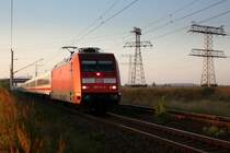 101 111 mit IC 2072, Dresden-Westerland, am fr�hen Morgen des 19.08.09 bei B�hla
