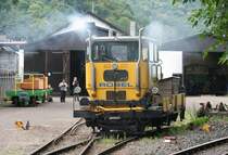 Ein Schmalspur-Mehrzweckger�t vom Hersteller Robel rangiert in Brohl am 11.08.2009