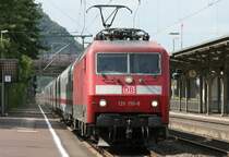 Die 120 150-8 zieht einen IC durch den kleinen Bahnhof Brohl am 11.08.2009