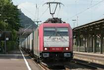 Die 185 593-1 der Crossrail zieht einen G�terzug durch Brohl am 11.08.2009