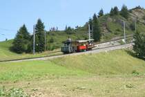 Wenig sp�ter kehrt sie zur�ck, bei der Talfahrt allerdings ohne Rauchfahne. An dieser Stelle m�chte ich mich bei der netten Touristin bedanken, die mir zehn Sekunden, bevor die Lok kam, vor die Nase stand und mich zu diesem eigentlich ungeplanten Bild zwang.