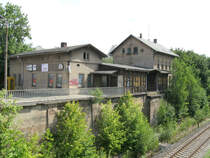 Die Hochbauten des Haltepunktes D�beln Zentrum, ehemals D�beln Ost, sind leider dem Verfall preisgegeben. Daf�r h�ngt noch eine Uhr von Siemens & Halske an der Hausecke. 14.08.09