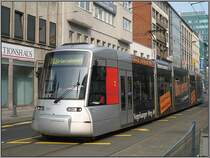 Der Rheinbahn-Tw 3304 ist am 13.04.2009 auf der Linie 703 unterwegs in der Graf-Adolf-Stra�e in D�sseldorf.